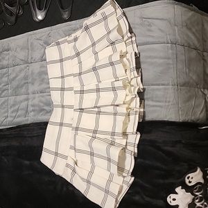 Black and White plaid Aeropostale pleated skirt
